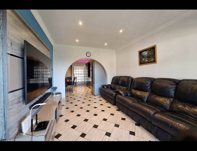 2 BEDROOM SECTIONAL TITLE FOR SALE IN CLARE ESTATE